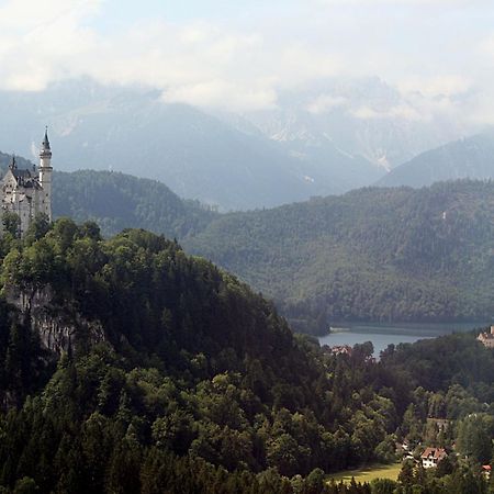 Gaestehaus U Ferienwohnungen Veronika Incl Fruehstuecksbuffet Und Koenigscard Mit 200 Kostenlosen Attraktionen ウンターアンマーガウ エクステリア 写真