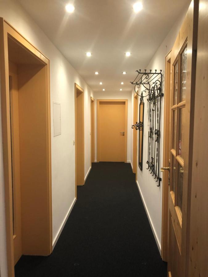 Gaestehaus U Ferienwohnungen Veronika Incl Fruehstuecksbuffet Und Koenigscard Mit 200 Kostenlosen Attraktionen ウンターアンマーガウ エクステリア 写真