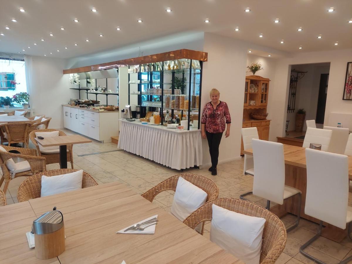 Gaestehaus U Ferienwohnungen Veronika Incl Fruehstuecksbuffet Und Koenigscard Mit 200 Kostenlosen Attraktionen ウンターアンマーガウ エクステリア 写真