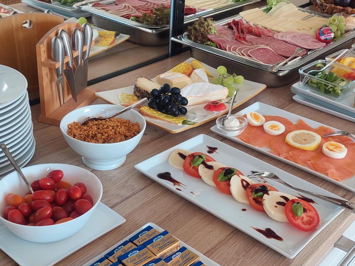 Gaestehaus U Ferienwohnungen Veronika Incl Fruehstuecksbuffet Und Koenigscard Mit 200 Kostenlosen Attraktionen ウンターアンマーガウ エクステリア 写真