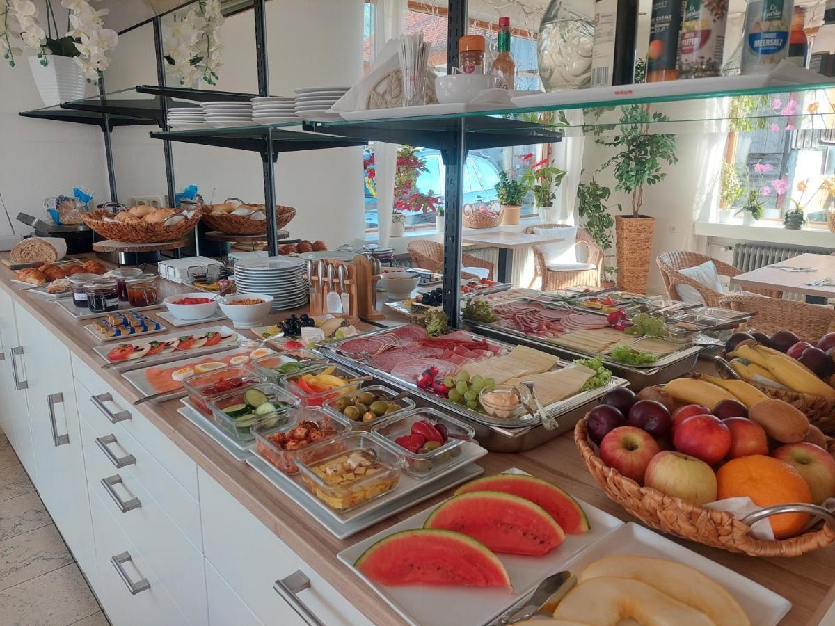 Gaestehaus U Ferienwohnungen Veronika Incl Fruehstuecksbuffet Und Koenigscard Mit 200 Kostenlosen Attraktionen ウンターアンマーガウ エクステリア 写真