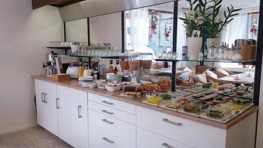 Gaestehaus U Ferienwohnungen Veronika Incl Fruehstuecksbuffet Und Koenigscard Mit 200 Kostenlosen Attraktionen ウンターアンマーガウ エクステリア 写真