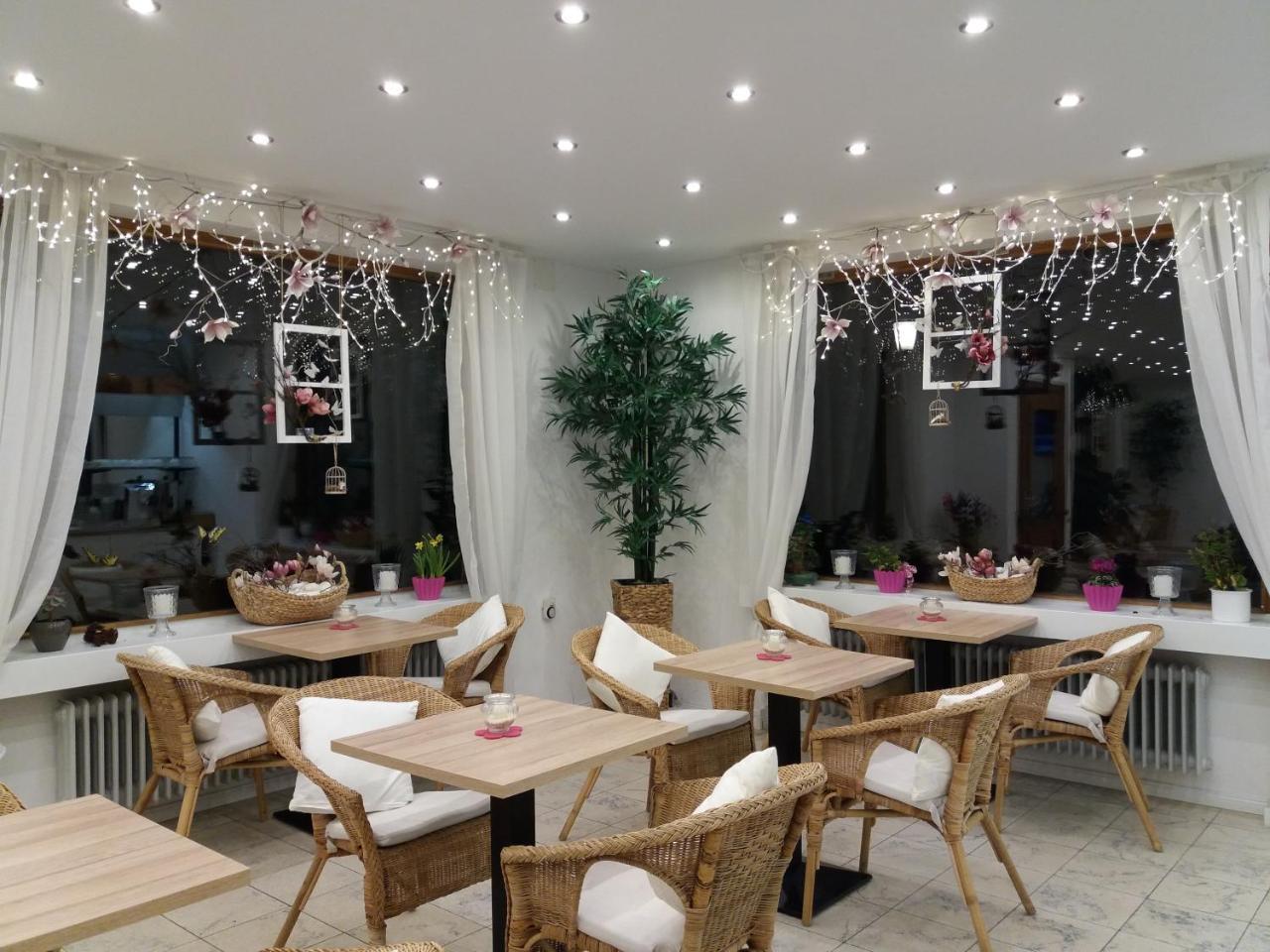 Gaestehaus U Ferienwohnungen Veronika Incl Fruehstuecksbuffet Und Koenigscard Mit 200 Kostenlosen Attraktionen ウンターアンマーガウ エクステリア 写真